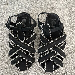 Farm Rio Black Zigzag Stitch Strappy Flat Sandals  Vegan Leather Women’s US 7.5